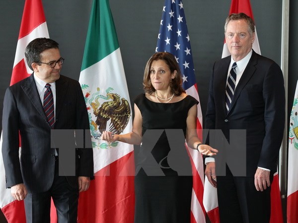 (Từ trái sang): Bộ trưởng Kinh tế Mexico Ildefonso Guajardo Villarreal, Ngoại trưởng Canada Chrystia Freeland và Đại diện Thương mại Mỹ Robert E. Lighthizer tại vòng tái đàm phán NAFTA ở Ottawa, Canada ngày 27/9. (Nguồn: AFP/TTXVN)
