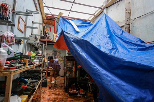 Nhà dân ở quận Thủ Đức bị tốc mái trong cơn mưa giông đêm 18/11. Ảnh:Thành Nguyễn.