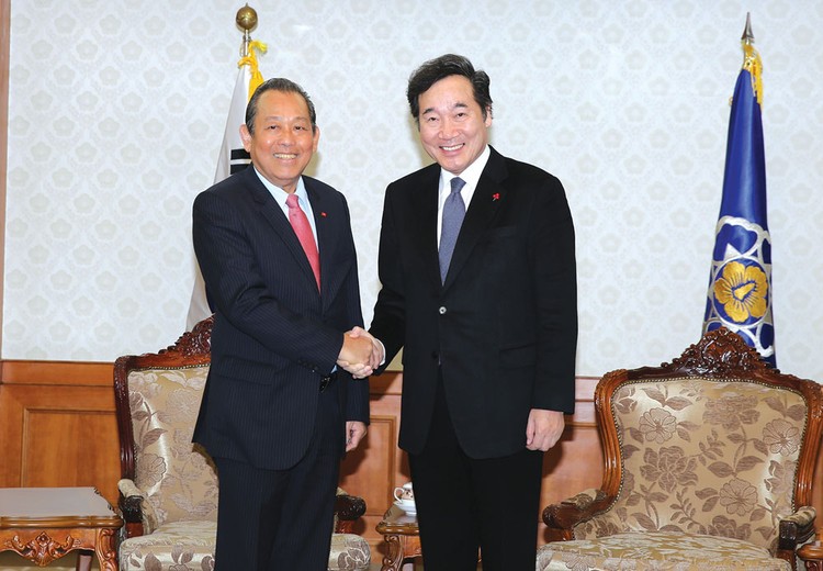 Phó Thủ tướng Thường trực Chính phủ Trương Hòa Bình hội kiến Thủ tướng Hàn Quốc Lee Nak-yon. Ảnh: Lê Sơn