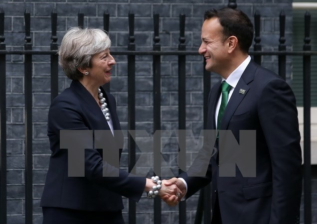 Thủ tướng Anh Theresa May (trái) và Thủ tướng Ireland Leo Varadkar trong cuộc gặp tại London thuộc Anh. (Ảnh: AFP/TTXVN)