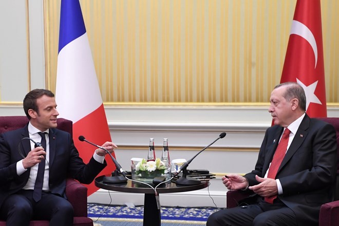 Tổng thống Thổ Nhĩ Kỳ Recep Tayyip Erdogan (phải) và Tổng thống Pháp Emmanuel Macron. (Nguồn: AP)