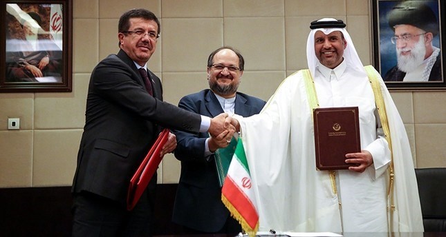 Bộ trưởng kinh tế Thổ Nhĩ Kỳ (trái) và người đồng cấp Iran (giữa) và Qatar (phải) sau lễ ký. (Nguồn: AA)