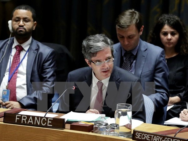 Đại sứ Pháp tại Liên hợp quốc Francois Delattre (giữa) phát biểu tại phiên họp của Hội đồng Bảo An ở New York, Mỹ. (Nguồn: THX/TTXVN)