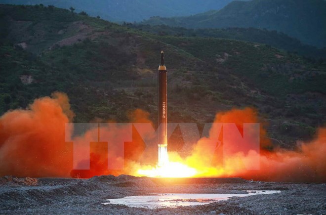 Triều Tiên phóng thử thành công tên lửa đạn đạo đất đối đất Hwasong-12 ngày 14/5. (Nguồn: YONHAP/TTXVN)