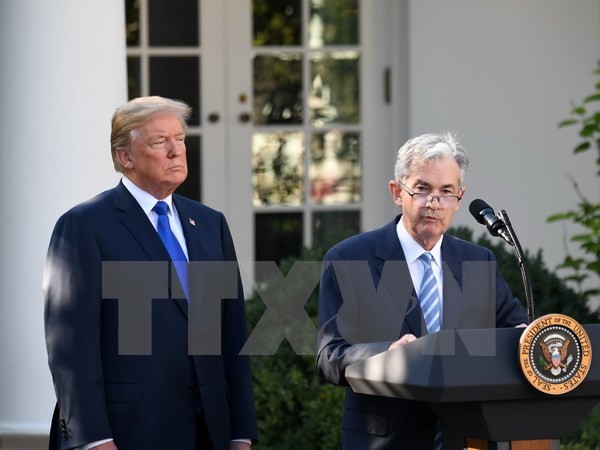 Chủ tịch Fed mới được bổ nhiệm Jerome Powell (phải) và Tổng thống Mỹ Donald Trump tại lễ công bố với báo giới ở Washington D.C. (Nguồn: THX/TTXVN)