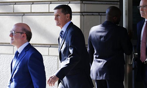 Ông Flynn rời khỏi toà án ở Washington. Ảnh:Reuters.