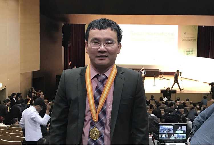 Kỹ sư Đào Xuân Giỏi, đại diện Công ty Lọc - Hóa dầu Bình Sơn nhận giải thưởng tại Hội chợ Triển lãm quốc tế Seoul 2017