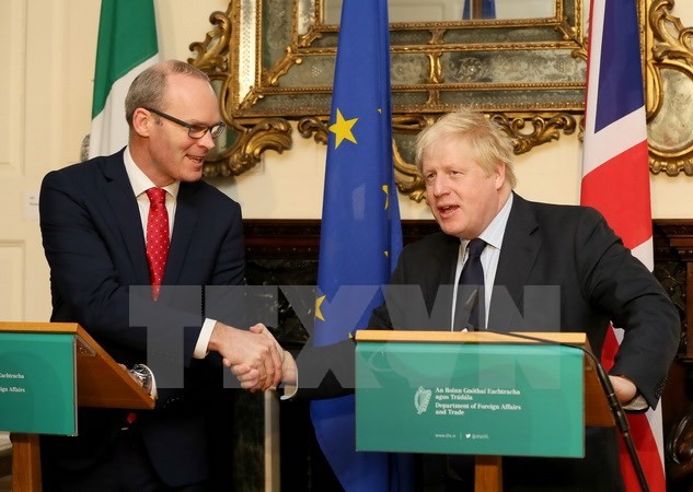 Ngoại trưởng Anh Boris Johnson (phải) trong cuộc họp báo chung với Ngoại trưởng Ireland Simon Coveney tại Dublin ngày 17/11. (Nguồn: AFP/TTXVN)