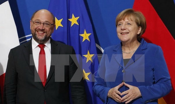 Thủ tướng Đức Angela Merkel (phải) và Chủ tịch đảng Dân chủ Xã hội Đức (SPD) Martin Schulz. (Nguồn: Getty images/TTXVN)