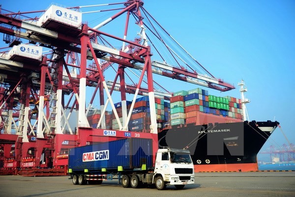 Vận chuyển hàng hóa tại cảng ở Thanh Đảo, tỉnh Sơn Đông, miền Đông Trung Quốc. (Nguồn: AFP/TTXVN)