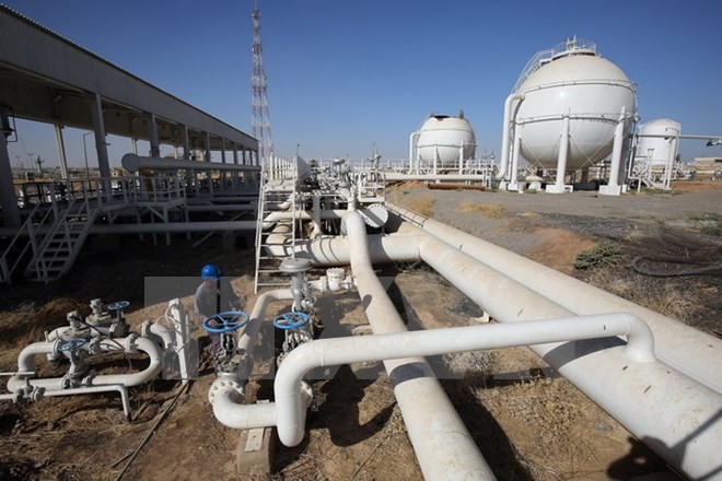 Nhân viên Iraq kiểm tra đường ống dẫn dầu tại giếng dầu Bai Hassan ở thành phố Kirkuk, miền bắc Iraq ngày 19/10. (Nguồn: AFP/TTXVN)