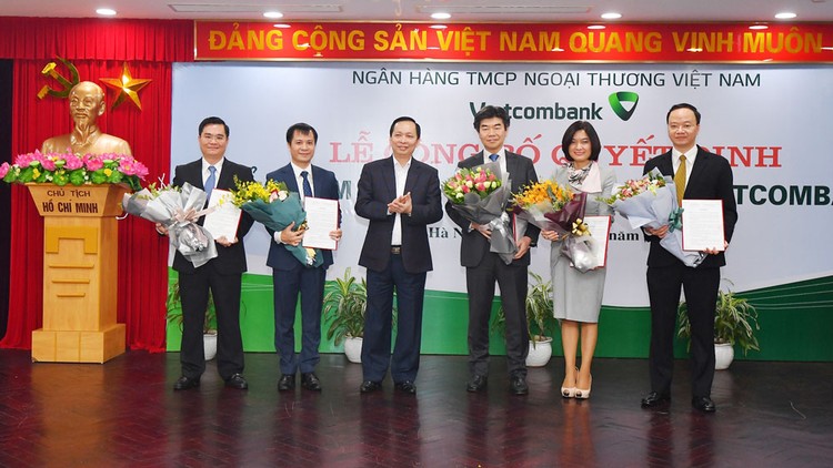 Phó Thống đốc Ngân hàng Nhà nước Đào Minh Tú tặng hoa chúc mừng các nhân sự cấp cao của Vietcombank mới được bổ nhiệm