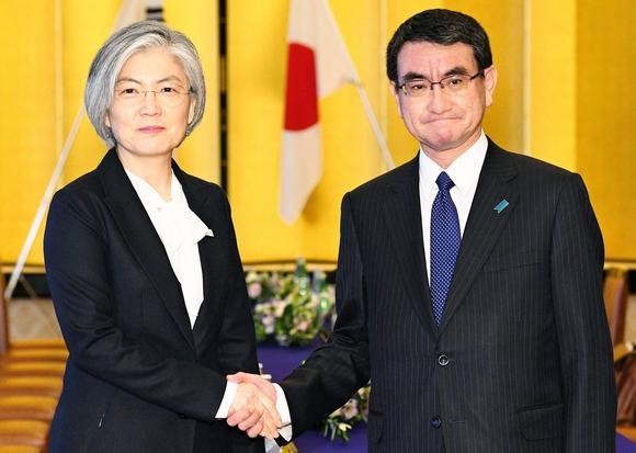 Ngoại trưởng Hàn Quốc Kang Kyung-wha (trái) cùng người đồng cấp Nhật Bản Taro Kono. (Nguồn: Kyodo)