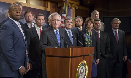 Lãnh đạo phe đa số Thượng viện Mitch McConnell phát biểu sau khi dự luật cải cách thuế được thông qua tại Thượng viện ngày 20/12. Ảnh:AFP.