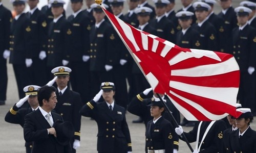 Thủ tướng Nhật Bản Shinzo Abe duyệt các thành viên Lực lượng Phòng vệ Nhật Bản (JSDF) tại căn cứ không quân Hyakuri, Omitama, đông bắc Tokyo, tháng 10/2014. Ảnh:Reuters.