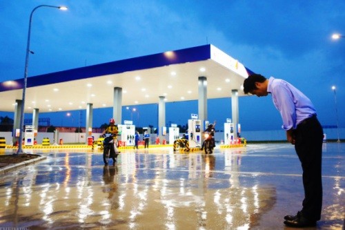 Ông Hiroaki Honjo, Tổng giám đốc Công ty Xăng dầu IQ8 có mặt tại trạm xăng dầu Thăng Long, đội mưa hàng tiếng đồng hồ, cúi chào khách vào đổ xăng. Ảnh:Infonet