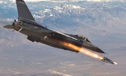 Tiêm kích F-16 phóng tên lửa diệt mục tiêu. Ảnh:USAF.