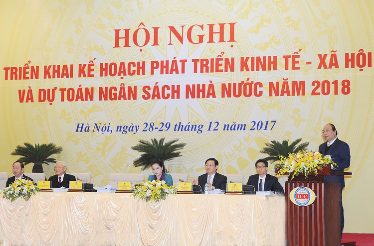 Thủ tướng Nguyễn Xuân Phúc đánh giá, năm 2017 đã đạt được nhiều kết quả bước đầu về cắt giảm điều kiện kinh doanh bất hợp lý với hơn 5.000 thủ tục hành chính. Ảnh: Trần Hải