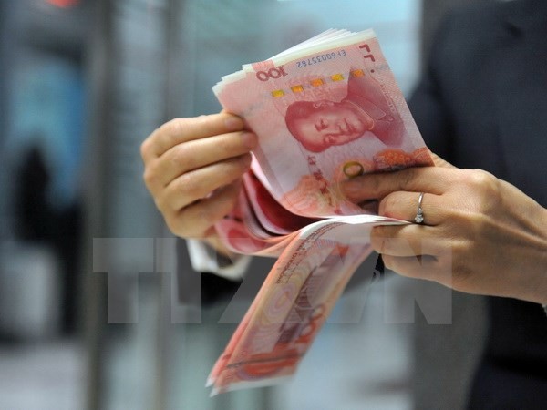Nhân viên ngân hàng kiểm đồng nhân dân tệ tại một ngân hàng ở Hàng Châu, tỉnh Chiết Giang, miền Đông Trung Quốc. (Nguồn: AFP/TTXVN)
