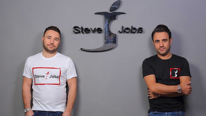 Vincenzo và Giacomo Barbato - nhà sáng lập thương hiệu thời trang Steve Jobs - Ảnh: The Verge.