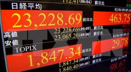 Bảng tỷ giá chứng khoán tại sàn giao dịch chứng khoán Tokyo, Nhật Bản ngày 4/1. (Nguồn: Kyodo/TTXVN)