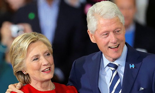 Cựu tổng thống Mỹ Bill Clinton và vợ, bà Hillary. Ảnh:National Review.
