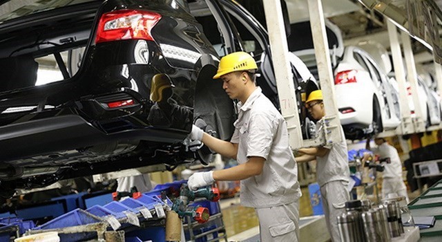 Công nhân làm việc trong một nhà máy ôtô ở tỉnh Quảng Đông, Trung Quốc. (Nguồn: China/Newscom)