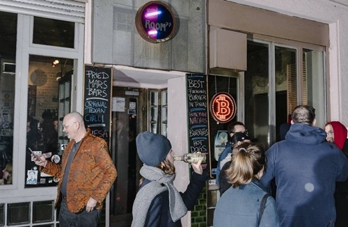 Quán bar Room 77 ở Berlin nhận thanh toán bằng Bitcoin. Ảnh: WSJ