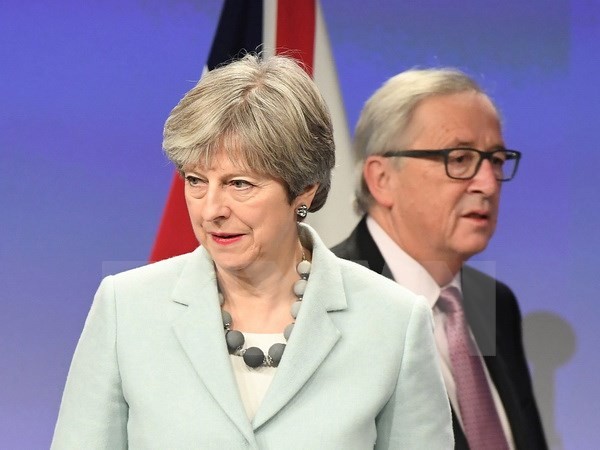 Thủ tướng Anh Theresa May (trái) và Chủ tịch Ủy ban châu Âu Jean-Claude Juncker trong một cuộc gặp tại Brussels (Bỉ). (Nguồn: AFP/TTXVN)