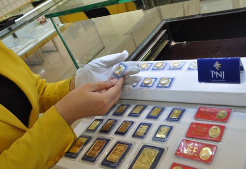 Mỗi lượng vàng miếng SJC đắt hơn quốc tế khoảng 400.000 đồng. Ảnh:Lệ Chi.