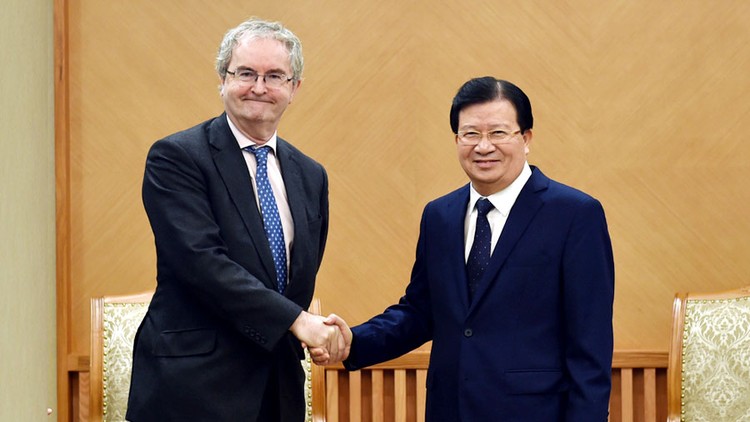 Phó Thủ tướng Chính phủ Trịnh Đình Dũng làm việc với ông Jonathan Taylor, Phó Chủ tịch Ngân hàng Đầu tư châu Âu. Ảnh: Nhật Bắc