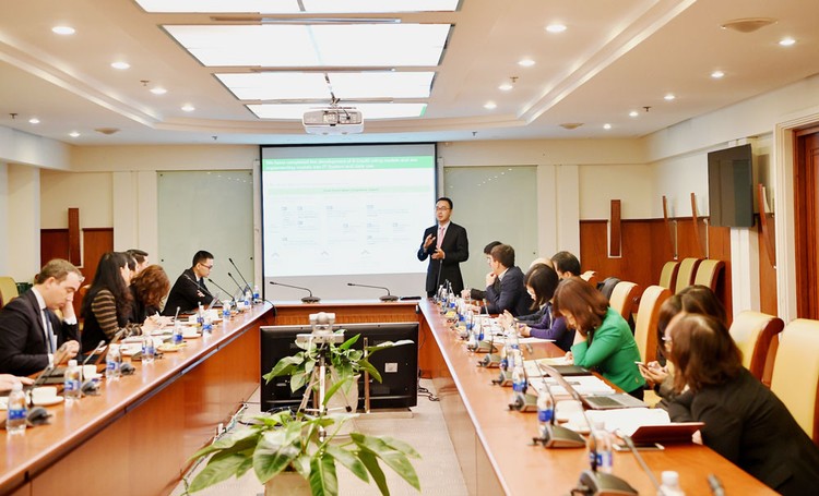 Ông Il Dong Kwon - Phó Tổng giám đốc Công ty tư vấn Oliver Wyman trình bày quá trình triển khai dự án