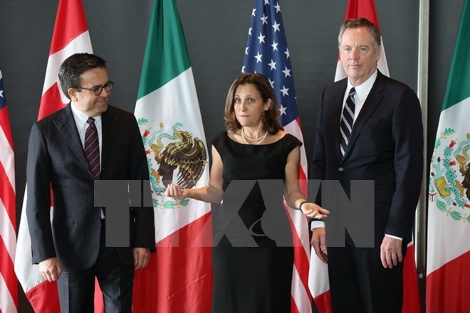 Bộ trưởng Kinh tế Mexico Ildefonso Guajardo Villarreal, Ngoại trưởng Canada Chrystia Freeland và Đại diện thương mại Mỹ Robert E. Lighthizer tại vòng 3 tái đàm phán NAFTA ở Ottawa, Canada ngày 27/9/2017. (Nguồn: AFP/TTXVN)