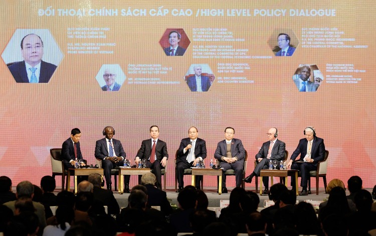 Thủ tướng đối thoại chính sách với các đại biểu tại Diễn đàn Kinh tế Việt Nam 2018. Ảnh: Quang Hiếu