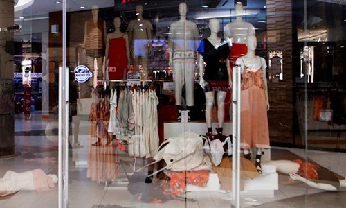 Một số cửa hàng H&M ở Nam Phi đang ở trong tình trạng lộn xộn. Ảnh: CNN.