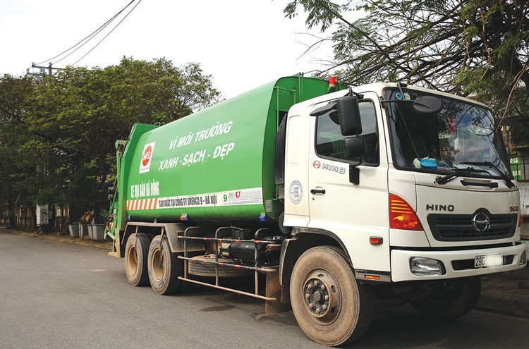 Tổng giá trúng thầu qua mua sắm tập trung 26 gói thầu dịch vụ công ích vệ sinh môi trường giai đoạn 2017 - 2020 trên địa bàn Hà Nội là hơn 4.470 tỷ đồng. Ảnh: Nhã Chi