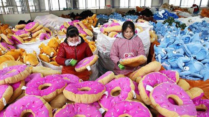 Hai nữ công nhân làm việc trong một nhà máy sản xuất đồ chơi ở Trung Quốc - Ảnh: Getty/CNBC.