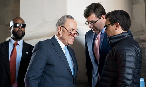 Ông Schumer, lãnh đạo phe Dân chủ ở Thượng viện, đến Quốc hội sau cuộc gặp với Tổng thống Trump ngày 19/1. Ảnh:NYT
