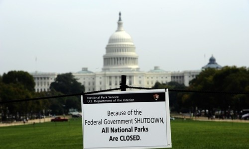 Tấm biển thông báo tất cả các công viên quốc gia đều ngừng hoạt động trong thời gian chính phủ Mỹ đóng cửa hồi năm 2013. Ảnh:AFP.
