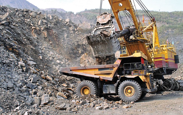 Gói thầu số 1 Vận chuyển đất đá trong khai trường mỏ thuộc Dự án Thuê ngoài vận chuyển đất, đá năm 2018, với giá gói thầu là gần 348 tỷ đồng. Ảnh: Quang Mạnh