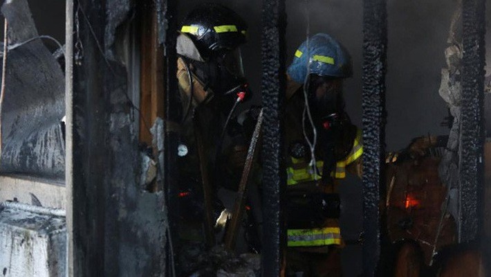 Lính cứu hỏa bên trong một căn phòng bị lửa thiêu rụi của bệnh viện Miryang sau khi đám cháy đã bị dập tắt - Ảnh: Reuters.