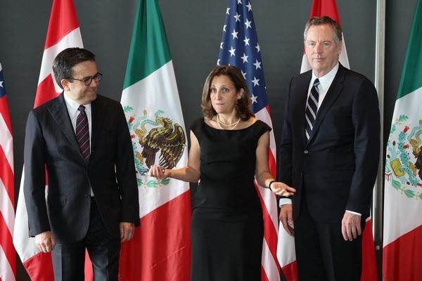 Bộ trưởng Kinh tế Mexico Ildefonso Guajardo Villarreal, Ngoại trưởng Canada Chrystia Freeland và Đại diện thương mại Mỹ Robert E. Lighthizer tại vòng 3 tái đàm phán NAFTA ở Ottawa, Ontario, Canada ngày 27/9/2017. (Nguồn: AFP/TTXVN)