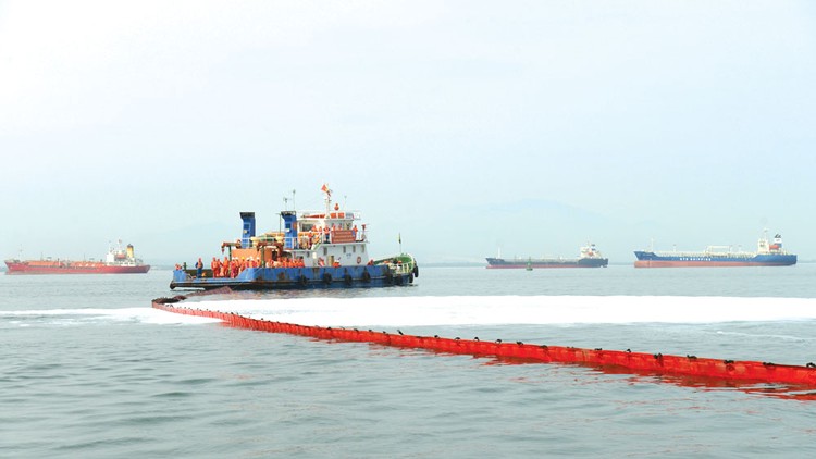 Diễn tập sự cố tràn dầu ở khu vực cảng xuất sản phẩm