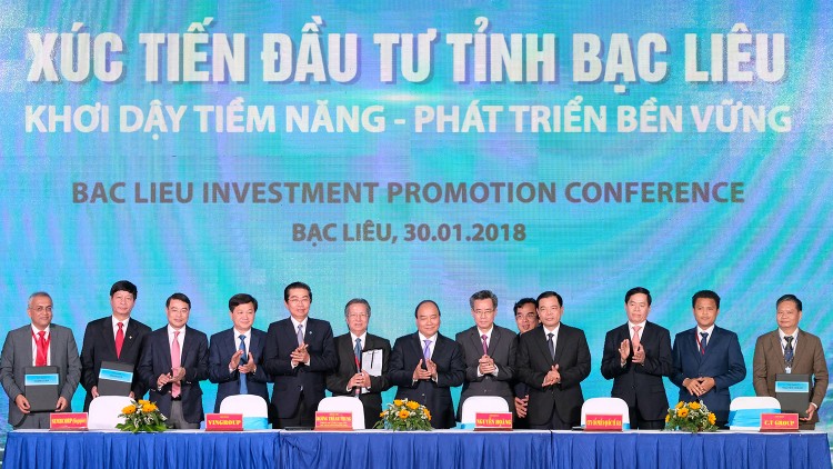 Thủ tướng Nguyễn Xuân Phúc chứng kiến lễ ký kết hợp tác giữa UBND tỉnh Bạc Liêu với các nhà đầu tư. Ảnh: Quang Hiếu