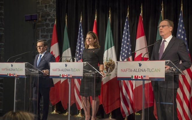 Ngoại trưởng Canada Christia Freeland (giữa), Đại diện Thương mại Mỹ Robert Lighthizer (phải) và Bộ trưởng Kinh tế Mexico Ildefonso Guajardo (trái). (Nguồn: AFP/TTXVN)