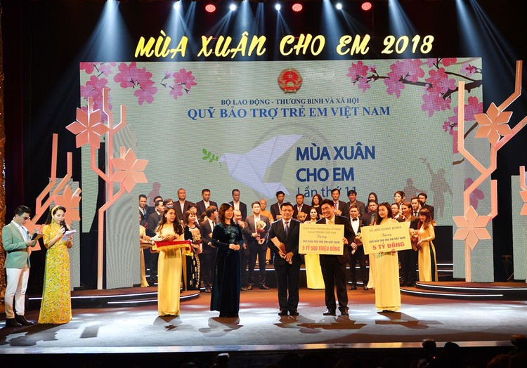 Ông Đào Minh Tuấn đại diện Vietcombank trao tặng số tiền ủng hộ Quỹ Bảo trợ trẻ em Việt Nam. Ảnh: Hồng Quang