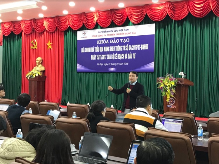Ông Phạm Thy Hùng giới thiệu về khung pháp lý mới (Thông tư 04/2017/TT-BKH) tại Khoá đào tạo. Ảnh: Trần Tuyết