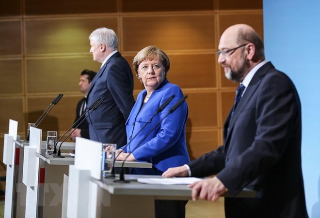 Thủ tướng Đức Angela Merkel (trái) và lãnh đạo đảng SPD Martin Schulz ( phải) tại buổi họp báo sau cuộc đàm phán ở Berlin ngày 12/1. (Nguồn: AFP/TTXVN)
