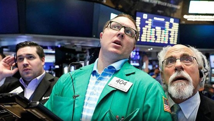 Các nhà giao dịch làm việc trên thị trường chứng khoán Phố Wall - Ảnh: Reuters.