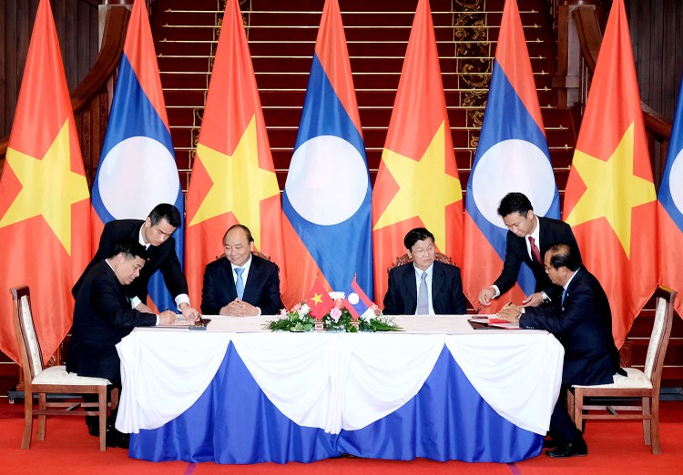 Thủ tướng Nguyễn Xuân Phúc và Thủ tướng Thoonglun Sisulith chứng kiến Lễ ký kết 12 văn kiện hợp tác giữa Chính phủ hai nước. Ảnh: Quang Hiếu